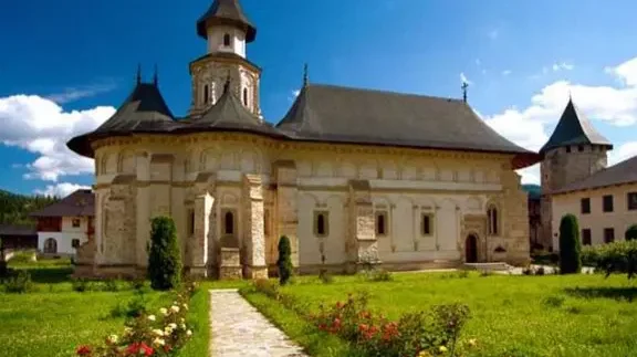 Sfaturi esențiale și reguli de comportament pentru pelerini la mănăstiri ortodoxe - Portal Rugăciuni