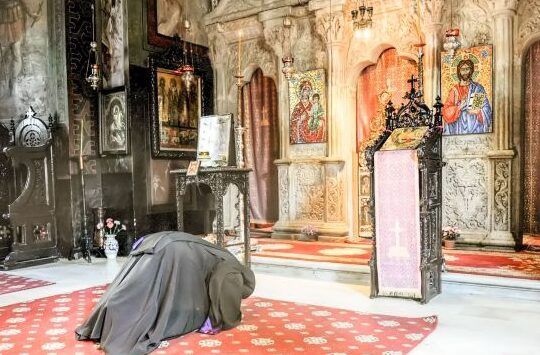 Rugăciunea lui Iisus: Esența și Impactul său în Viața Monahală Ortodoxă - Portal Rugăciuni