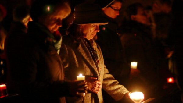 Sfânta Lumină a Învierii: Tradiții și Obiceiuri Ortodoxe Care Îmbogățesc Sărbătoarea Paschală - Portal Rugăciuni