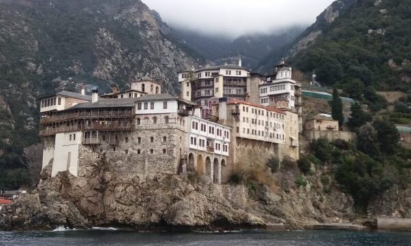 Călugării de la Muntele Athos: Reguli Stricte și Viața Spirituală în Comunitatea Monahală - Portal Rugăciuni