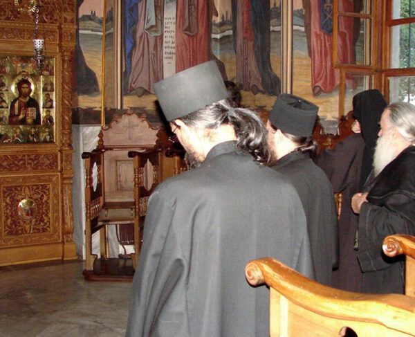 Viața monahală în ortodoxie: Înțelegerea profundă a alegerii spirituale - Portal Rugăciuni
