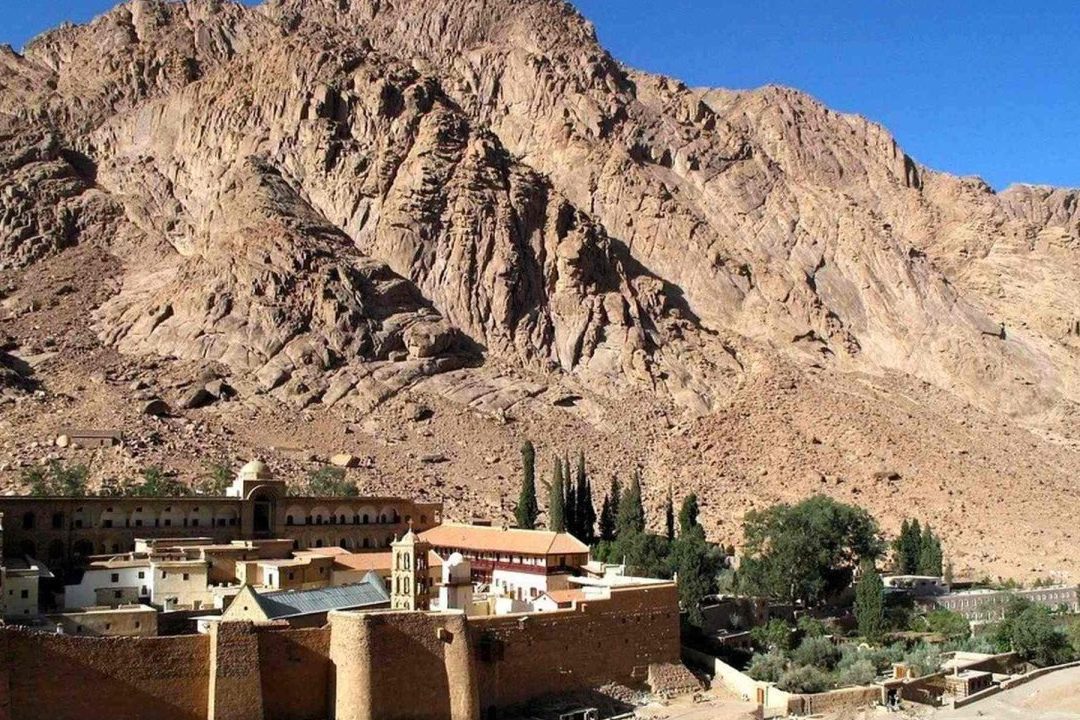 Călugării de la Muntele Sinai: Tradiții și Viața Spirituală în Ortodoxie - Portal Rugăciuni