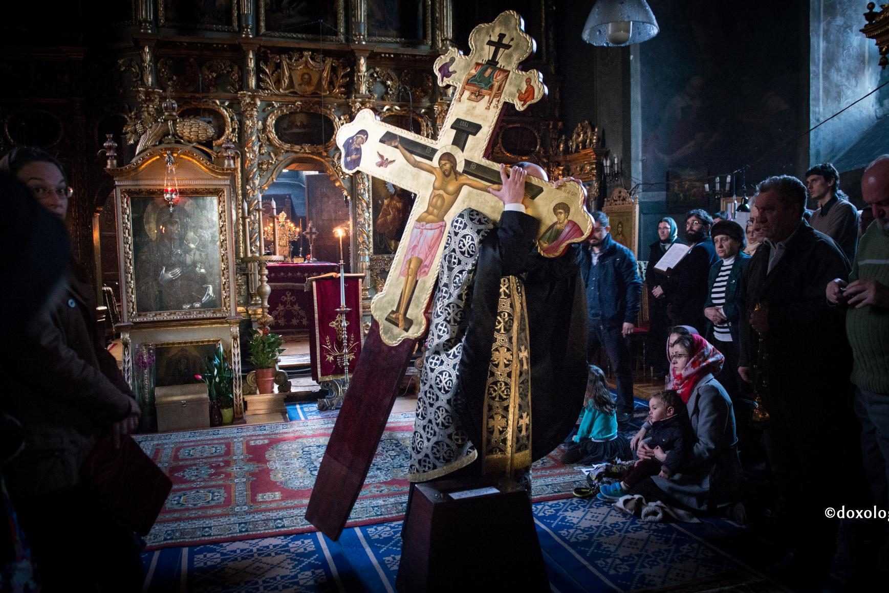 Slujbele de dimineață: Rolul lor esențial în viața cotidiană a călugărilor ortodocși - Portal Rugăciuni