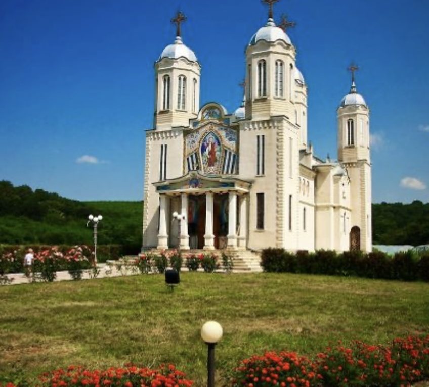 Pelerinajele la locuri sacre și mănăstiri din România: Tradiții și Semnificații Spirituale - Portal Rugăciuni